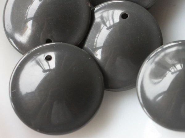 画像2: ヴィンテージ ルーサイトラウンド・ソーサードロップ【ダークグレー27mm】2個 (2)