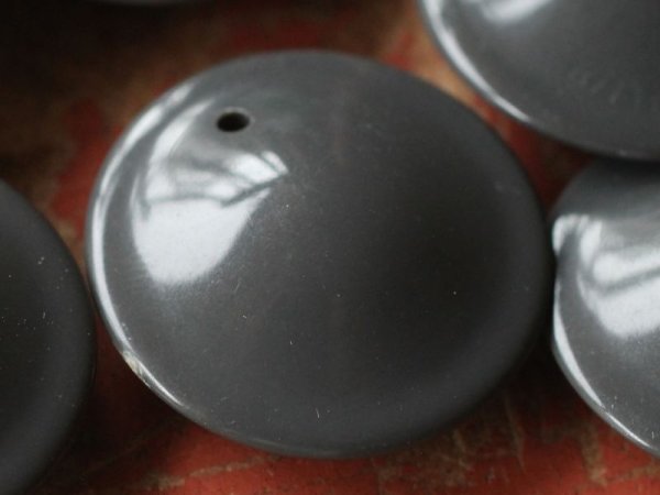 画像5: ヴィンテージ ルーサイトラウンド・ソーサードロップ【ダークグレー27mm】2個 (5)