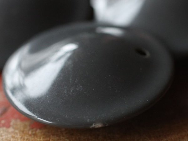 画像6: ヴィンテージ ルーサイトラウンド・ソーサードロップ【ダークグレー27mm】2個 (6)
