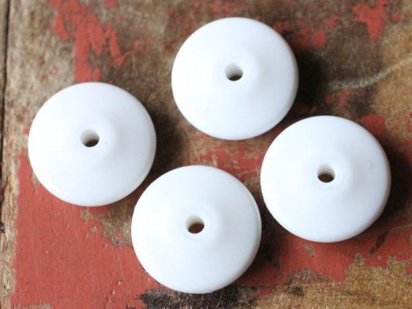 画像6: ドイツヴィンテージのルーサイトビーズ【ラージソーサー・ホワイト4個】20mm (6)