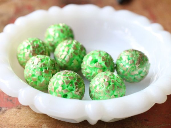 画像2: ドイツヴィンテージのルーサイトビーズ【モザイク　グリーン＆ゴールド】18mm (2)