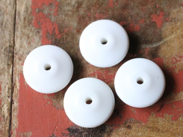 画像5: ドイツヴィンテージのルーサイトビーズ【ラージソーサー・ホワイト4個】20mm (5)