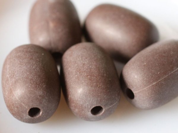 画像2: ドイツヴィンテージ　ルーサイトのバレルビーズ【マットブラウン】　19mm (2)