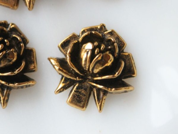 画像2: ジャパンヴィンテージ・アンティークゴールドのローズのカボション・シャープ【A】　2個 (2)