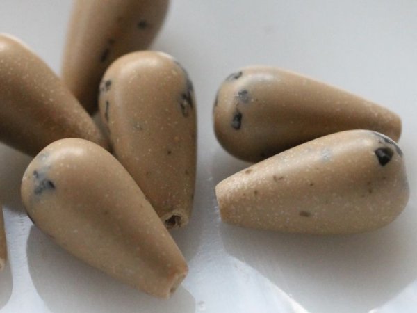 画像2: 最終★ヴィンテージビーズ【クッキーアンドクリーム・しずく・タン　6個】 (2)