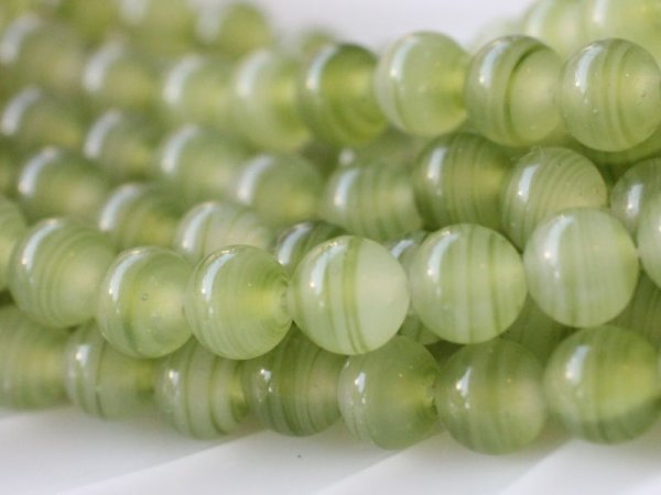 画像2: ジャパンヴィンテージ・ガラスビーズ【TEA GREEN】ラウンド8mm　約95粒(70センチ強） (2)