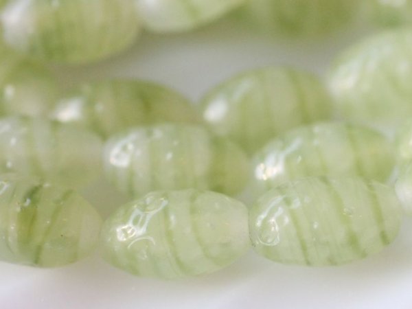 画像4: ジャパンヴィンテージ・ガラスビーズ【TEA GREEN】オブロングバロック13mm 約55粒(70センチ強) (4)