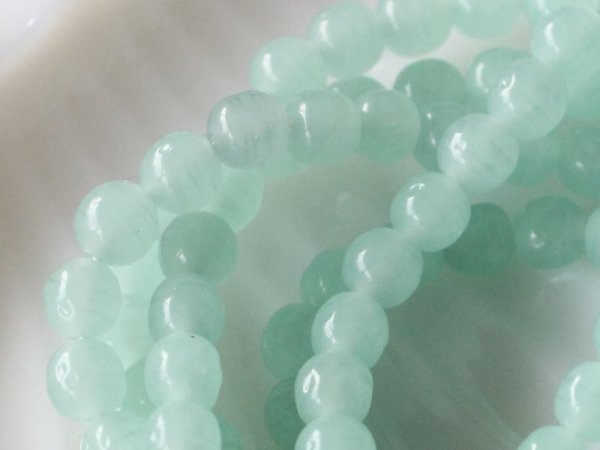画像3: ジャパンヴィンテージ・ガラスビーズ【エメラルドグリーン】バロック6mm　約120粒(70センチ強） (3)