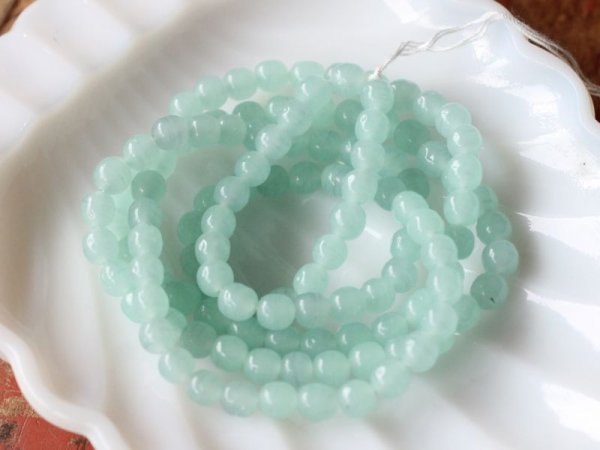 画像2: ジャパンヴィンテージ・ガラスビーズ【エメラルドグリーン】バロック6mm　約120粒(70センチ強） (2)