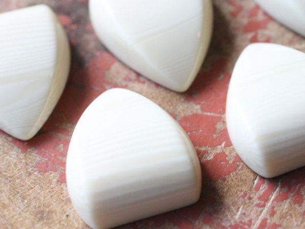 画像2: ジャパンヴィンテージ・カゼインカボション【シールド】2個　ラクト　　　　 (2)