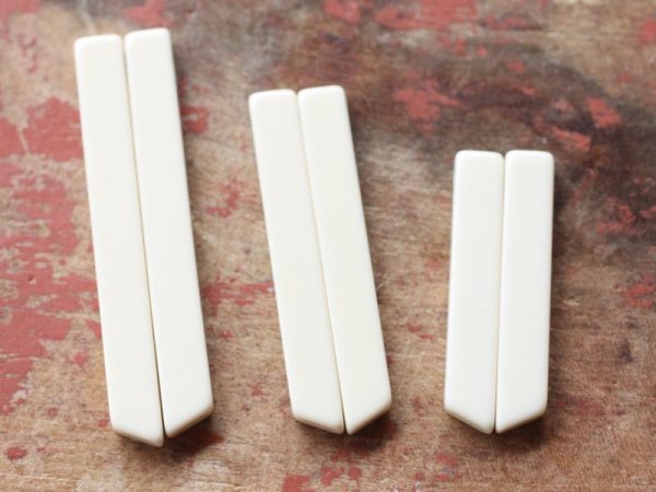 画像4: ジャパンヴィンテージ・アクリル系アイボリー・スティックビーズ【長50ミリ】 4本 (4)