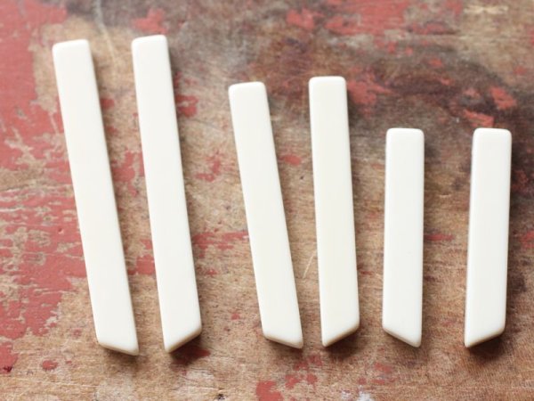 画像3: ジャパンヴィンテージ・アクリル系アイボリー・スティックビーズ【長50ミリ】 4本 (3)