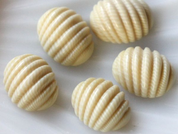 画像2: ジャパンヴィンテージ・カゼインカボション【リブド・オーバル】2個　ラクト　　　　 (2)