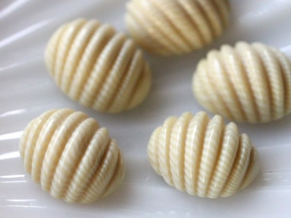 画像4: ジャパンヴィンテージ・カゼインカボション【リブド・オーバル】2個　ラクト　　　　 (4)