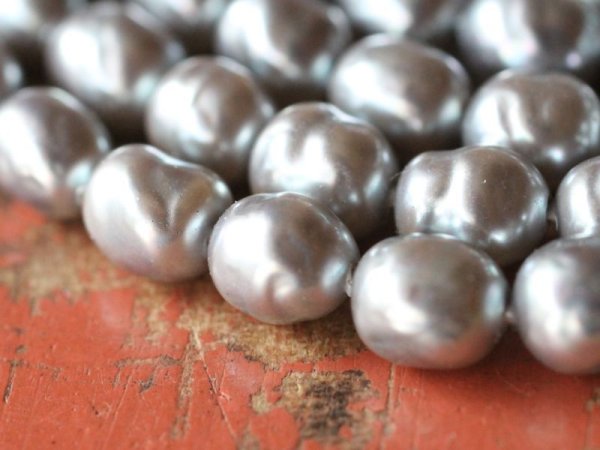画像2: ジャパンヴィンテージ・ガラスパール【6.5ミリ・バロック・55粒前後】グレー色 (2)