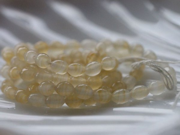 画像4: ジャパンヴィンテージ・ガラスビーズ【メノウのような薄きいろ】ライス5mm　約100粒 (4)