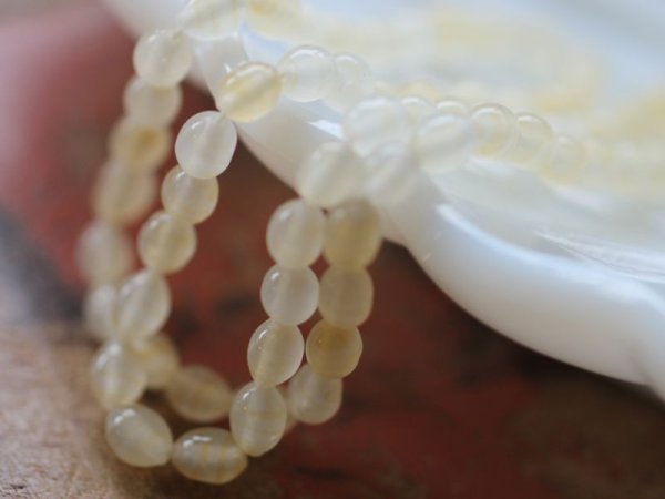 画像2: ジャパンヴィンテージ・ガラスビーズ【メノウのような薄きいろ】ライス5mm　約100粒 (2)