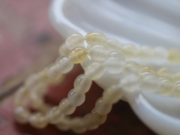 画像3: ジャパンヴィンテージ・ガラスビーズ【メノウのような薄きいろ】ライス5mm　約100粒 (3)