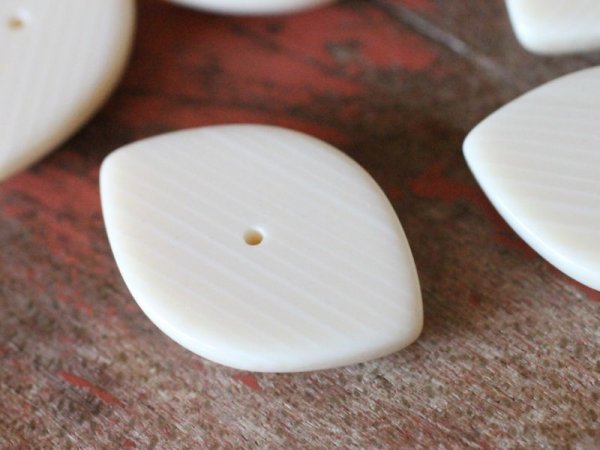 画像5: ジャパンヴィンテージ・カゼインカボション【リーフ型】2個　ラクト　　　　 (5)