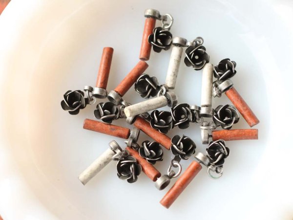 画像4: ヴィンテージ 真鍮製ピアス金具【銀古美色フラワー　Ｅ】ペア (4)