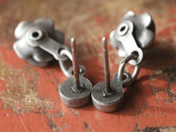 画像2: ヴィンテージ 真鍮製ピアス金具【銀古美色フラワー　Ｅ】ペア (2)