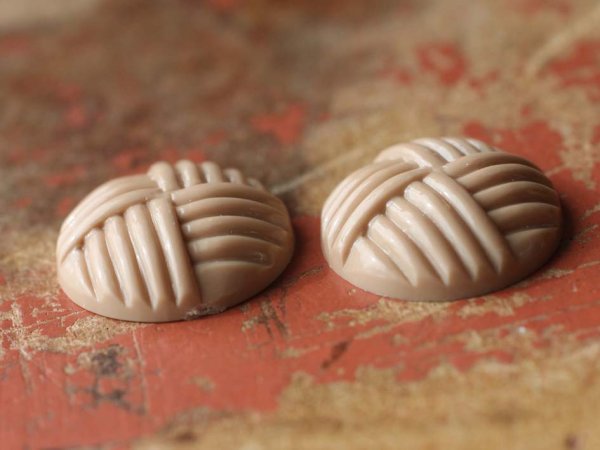 画像2: ドイツヴィンテージのルーサイト系カボション【毛糸玉・ベージュ　約20ミリ】2個 (2)