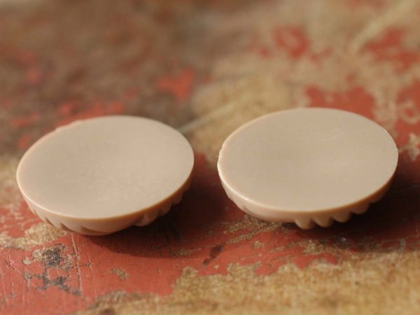 画像5: ドイツヴィンテージのルーサイト系カボション【毛糸玉・ベージュ　約20ミリ】2個 (5)