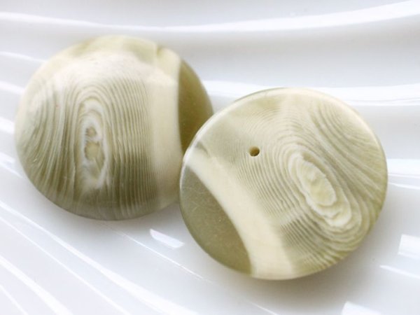 画像2: 在庫限り★ジャパンヴィンテージのカボション【オリーブ＆アイボリー　ラウンド】2個 (2)