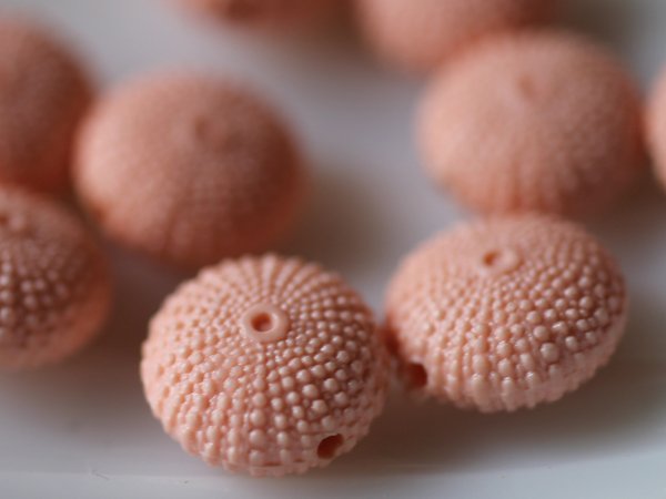 画像2: ドイツヴィンテージ　ルーサイトのウニのビーズ【濃い目サーモンピンク】 (2)