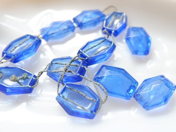 画像2: チェコヴィンテージ 　2穴カボション（ビーズ）【透明サファイアブルー・ヘキサゴン】12個　ネイルヘッド (2)