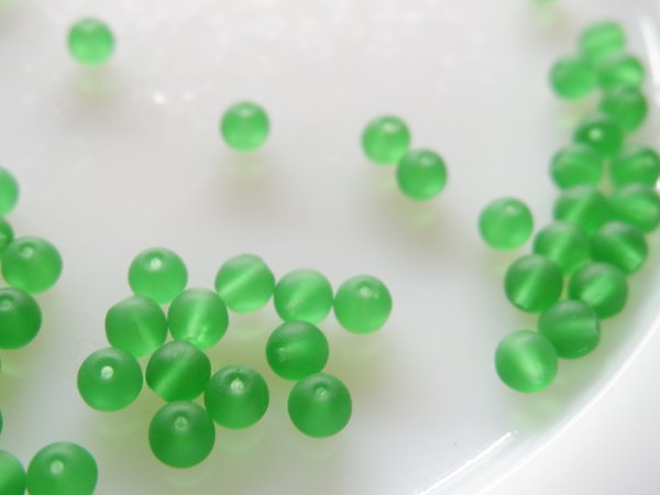画像1: チェコヴィンテージ 　マットグリーンのラウンドガラスビーズ6mm　50粒 (1)