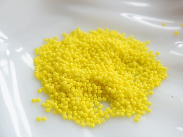 画像2: チェコヴィンテージ・シードビーズ　#14極小相当【レモンイエロー】　10グラム (2)