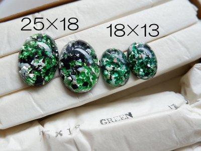 画像1: ジャパンヴィンテージ・チェリーブランド 　ガラスカボション＋縫い付け用台座 黒×緑 18×13mm　2個