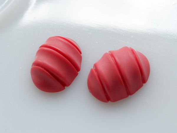 画像2: ジャパンヴィンテージのカボション　【斜めすじマットレッド】2個 (2)