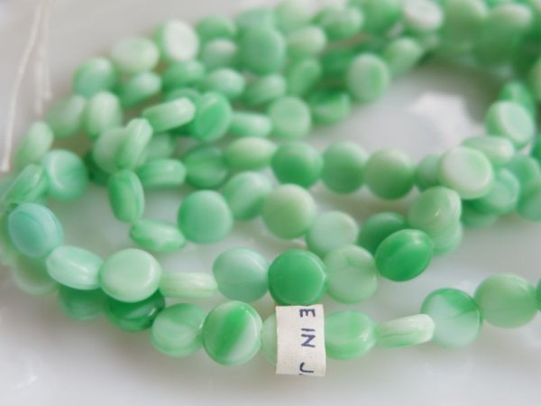 画像2: チェリーブランド　ジャパンヴィンテージ・コインビーズ【グリーンマーブル】8ミリ　115粒 (2)