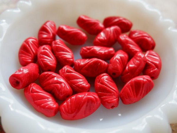 画像2: ミリアムハスケル・ジャパンヴィンテージ　赤色の楕円模様プレスガラスビーズ (2)