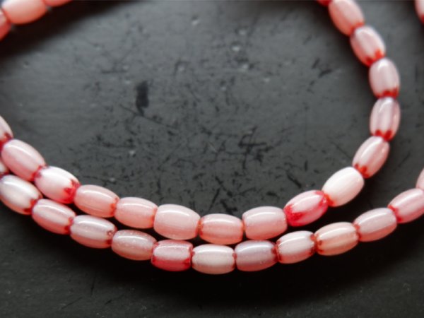 画像2: ヴィンテージ 　シェブロン風ガラスビーズ【レッド縦長6.5ミリ】65粒 (2)