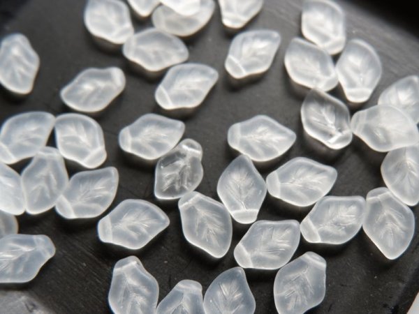 画像2: ドイツヴィンテージ　ミリアムハスケルガラスビーズ【マットクリアー・リーフ】　約40個 (2)