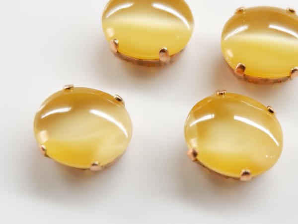 画像2: チェコヴィンテージ? ライトオーカー・ムーンストーン調ガラスカボション12×10ミリ+縫い付け用台座 2個 (2)