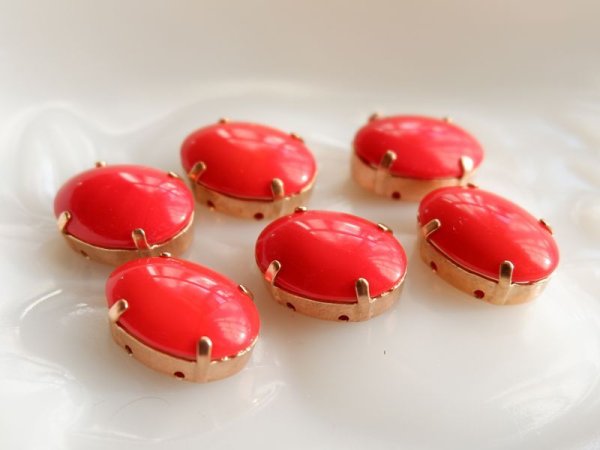 画像2: ドイツヴィンテージ　ガラスカボション＋縫い付け用台座【チェリーレッド】2個　18×13ミリ (2)