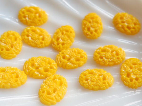 画像5: ドイツヴィンテージのカボション【やまぶき色フラワー】 2個　約18×13mm (5)