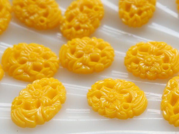 画像2: ドイツヴィンテージのカボション【やまぶき色フラワー】 2個　約18×13mm (2)