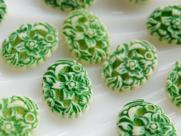 画像3: ドイツヴィンテージのカボション【グリーンフラワー】 2個　約18×13mm (3)