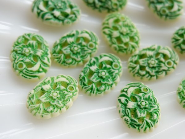 画像2: ドイツヴィンテージのカボション【グリーンフラワー】 2個　約18×13mm (2)