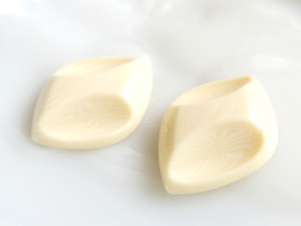 画像2: ジャパンヴィンテージ・カゼインカボション【変形】2個　ラクト　　　　 (2)