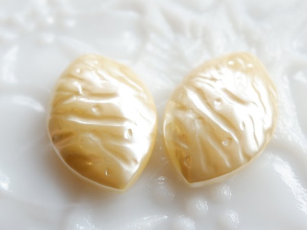 画像2: ジャパンヴィンテージ・パールカボション【リーフシェイプ】　2個 (2)