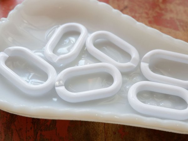 画像2: ドイツヴィンテージの特大アクリルチェーンパーツ【ホワイト48ミリ】 (2)