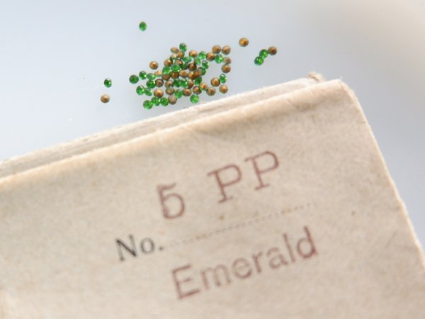 画像4: チェコヴィンテージ　極小ラインストーン　5pp　約1.1ミリ　20個   pp5 (4)