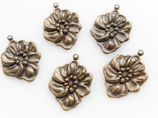 画像1: USA真鍮製　アネモネのようなお花のスタンピング・チャーム【金古美色】2個 (1)