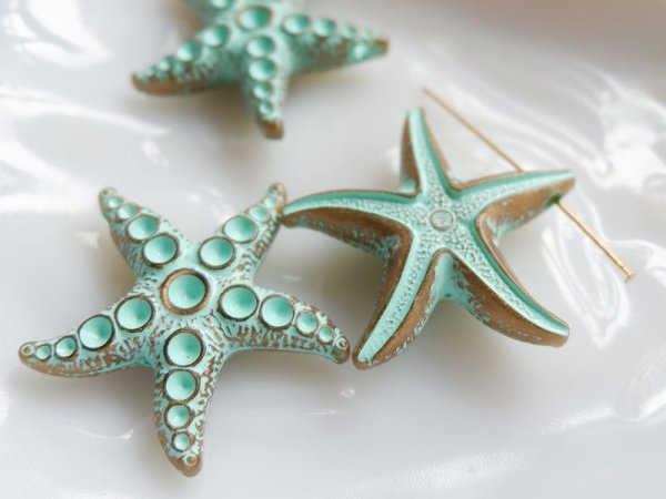 画像2: ドイツヴィンテージ　ルーサイト系ヒトデチャーム　【エメラルド＆ゴールド　2個】 (2)